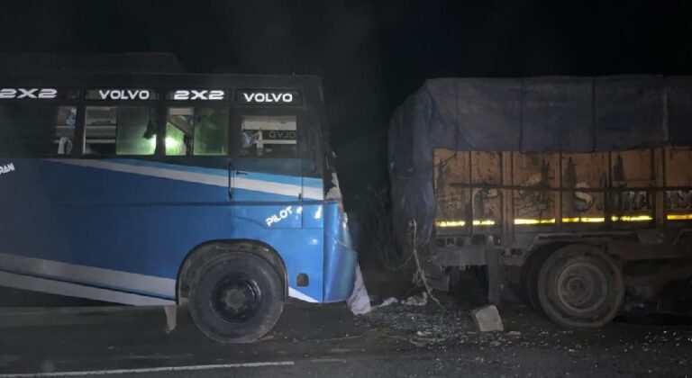 तोरपा में बड़ा हादसा: पिकनिक से लौट रही स्कूल बस दुर्घटनाग्रस्त, कई बच्चे घायल